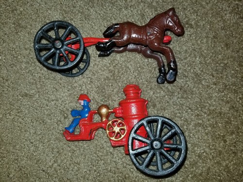 VINTAGE ANTIQUE CAST IRON METAL TOY / HORSE DRAWN FIRE PUMPER WAGON