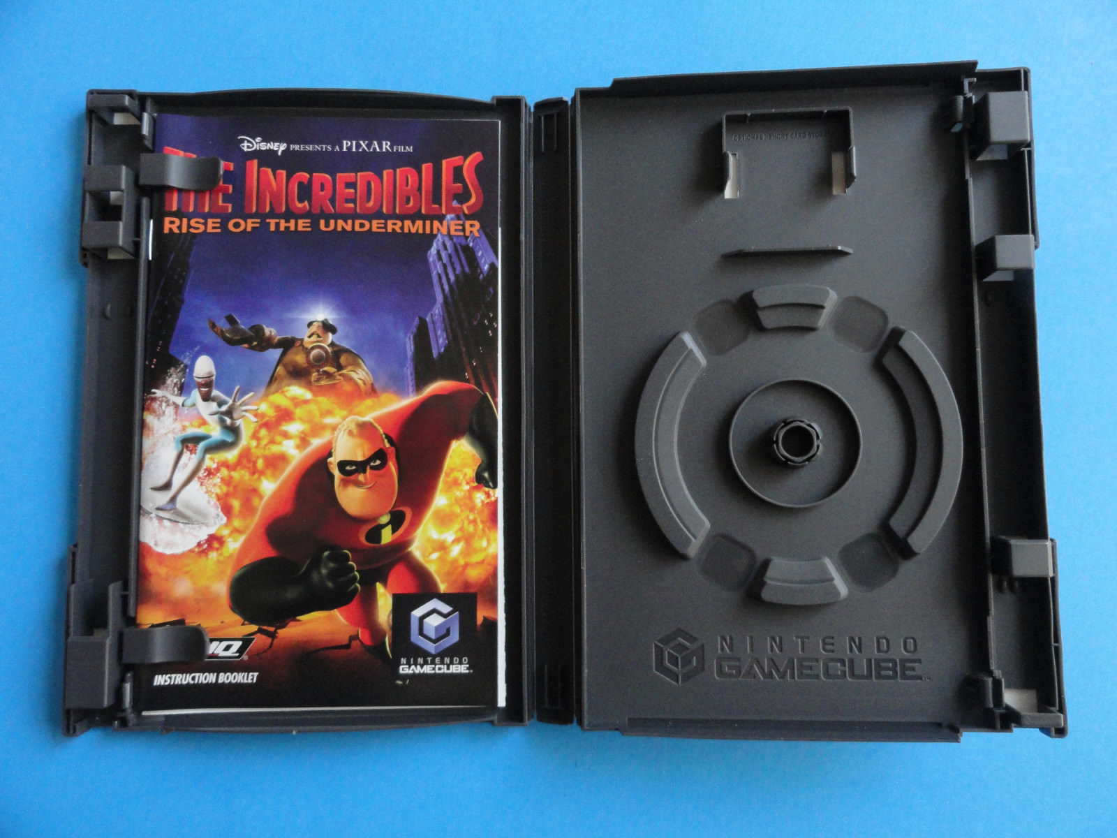 NO GAME- NINTENDO GAMECUBE THE INCREDIBLES - CASE AND MANUAL ONLY -*NO GAME*