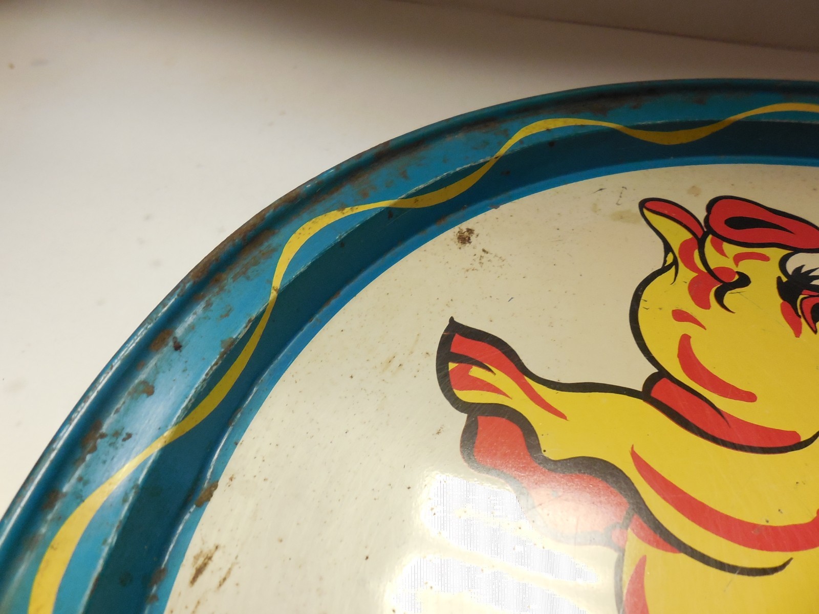 Vintage ~MAKIN BACON~ Round Metal Tray Wall Plate 1970's Humor Funny Joke 12.75