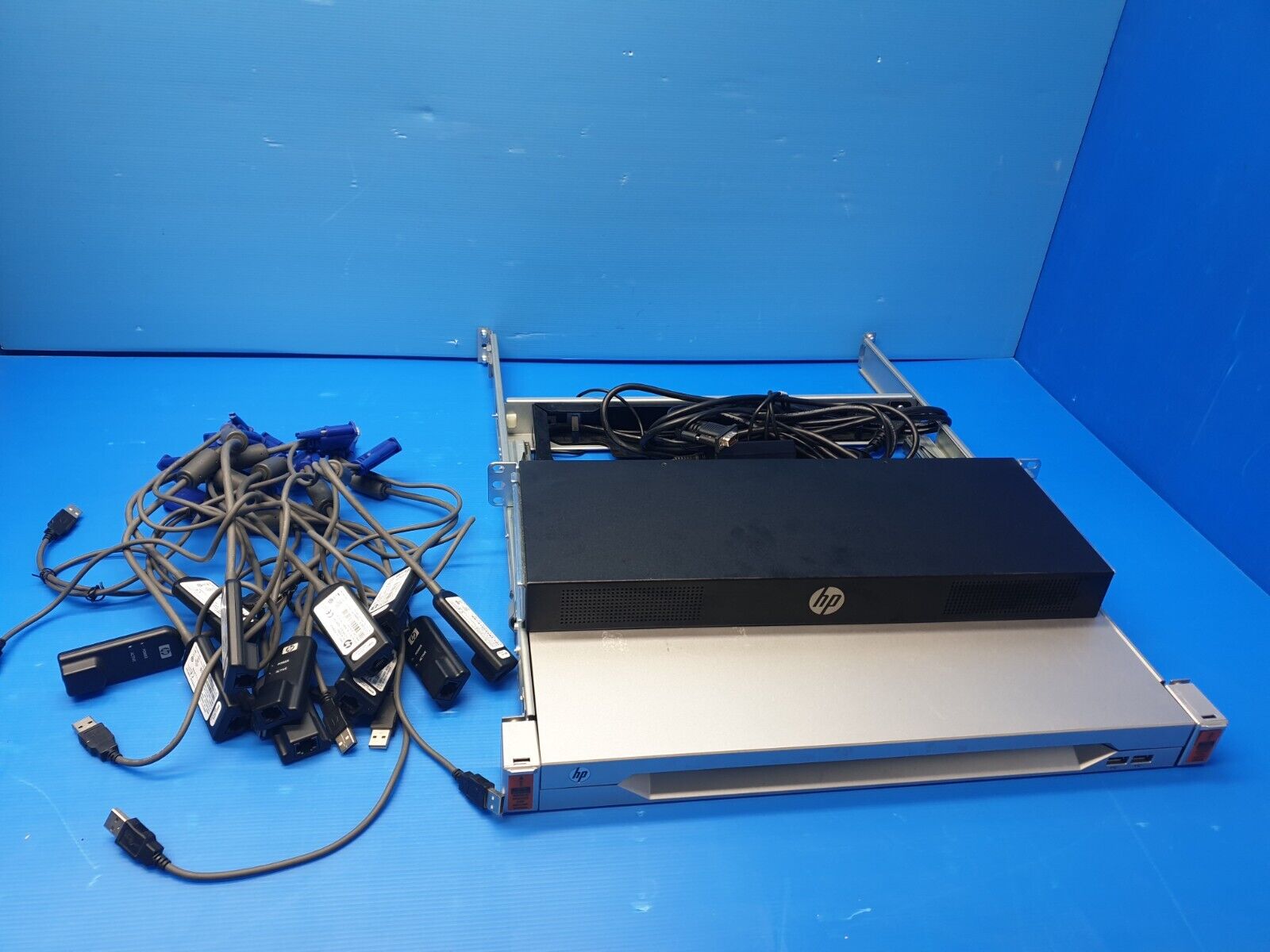 HPE 0x2x16 G3 KVM Console Switch AF652A 764366-001 w HPE 0x2x16 G3 KVM Console Switch AF652A 764366-001 w