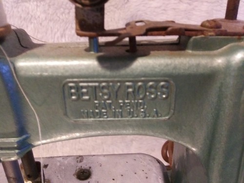 VINTAGE 1950 BETSY ROSS MINIATURE CHILD'S TOY ELECTRIC SEWING MACHINE RED CASE