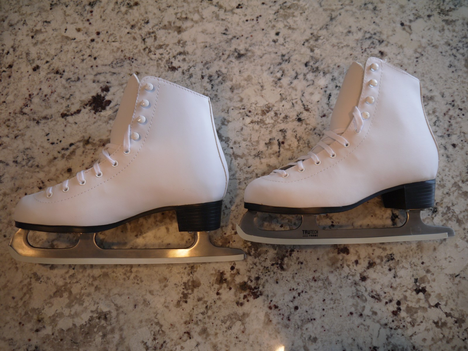 DBX WOMEN'S FIGURE ICE SKATES - 1100 SERIES - SIZE 9 - BRAND NEW