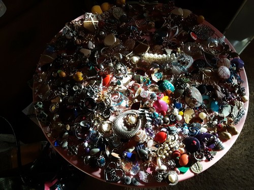 Huge Lot vintage Pendants single Earrings Craft Lot Fun2 Make Beautiful Jewelry