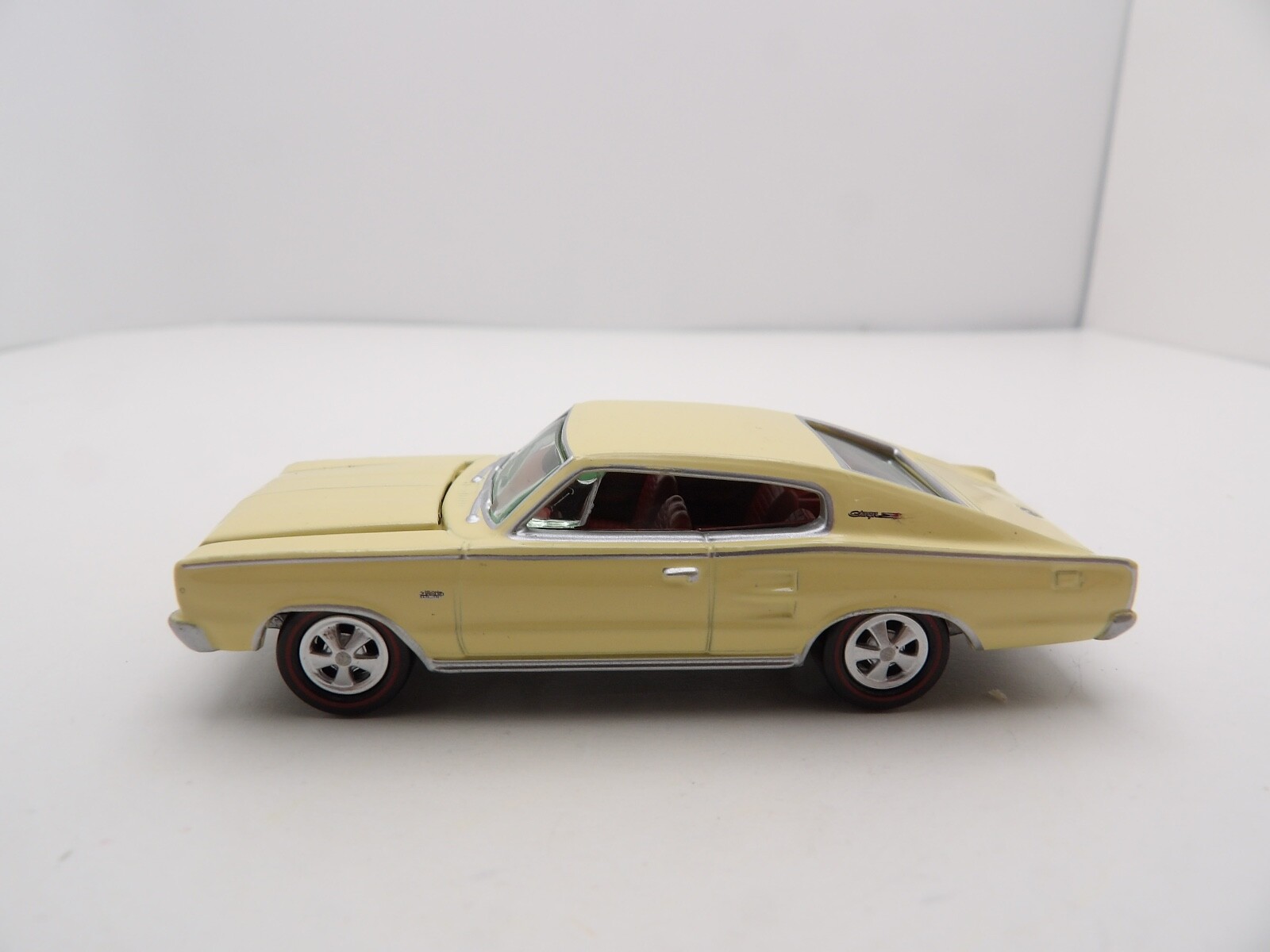 1967 Dodge Charger Xmasカラー ミニカー 1/64 Hot Wheels 1967 Dodge Charger 1:64 Scale Lot of 3 Different