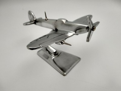 Avion Spitfire presse papiers de bureau ou déco ,en aluminium poli sur socle