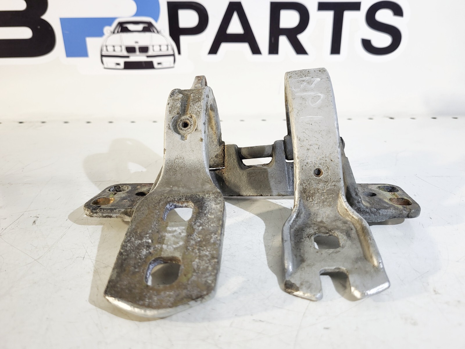BMW E39 Right trunk lid hinge 41628227946 | eBay