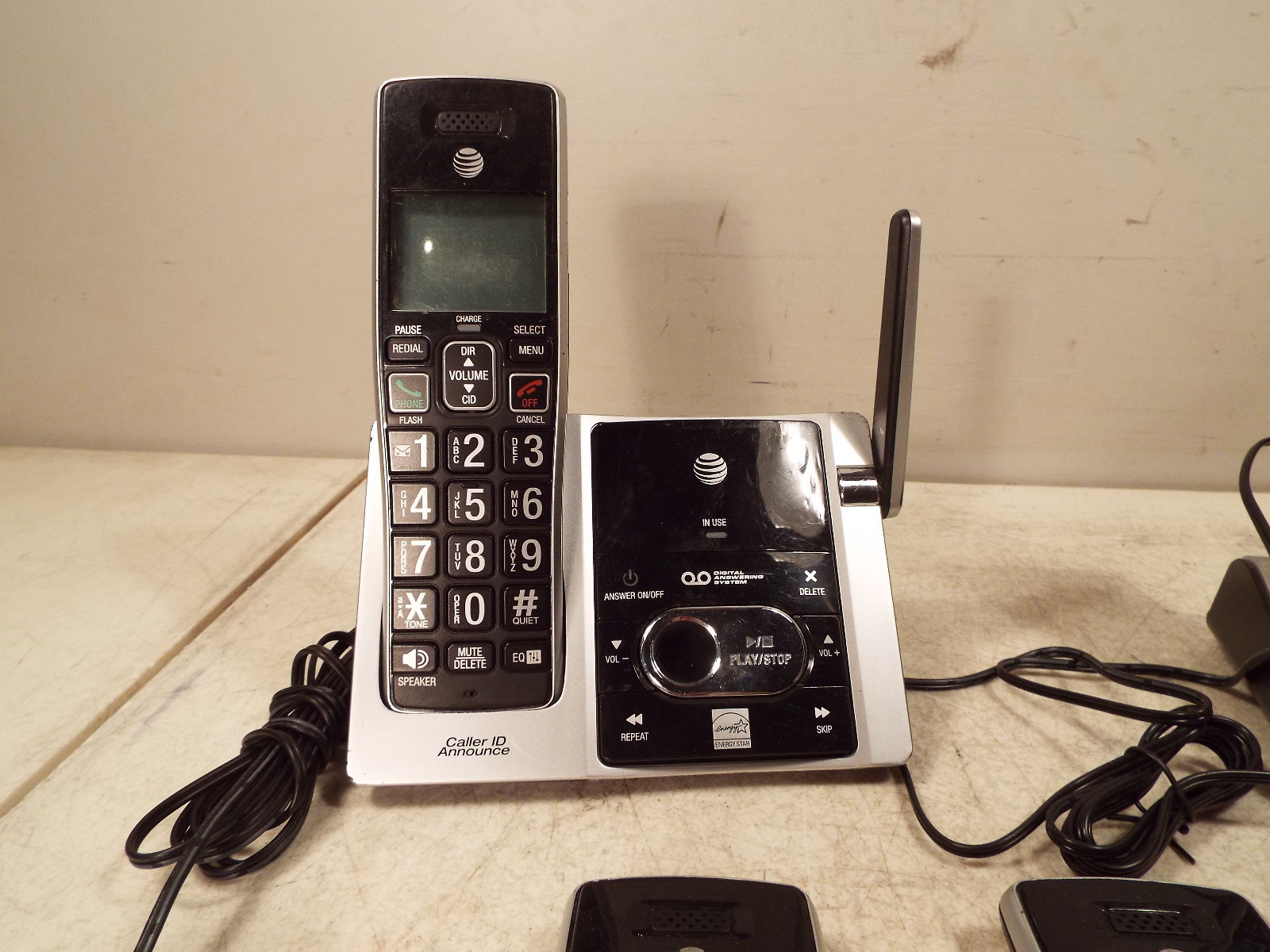 ATT CL82413 Cordless Phone W / Digital Answering System 4 Handsets