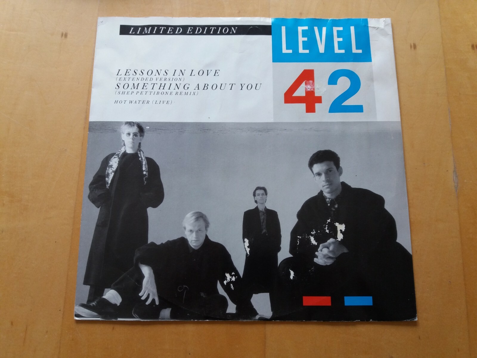 терраса level 42. группа level 42. майк линдуп level 42. Level 42 lessons in love. левел 42 лессон ин лов клип.