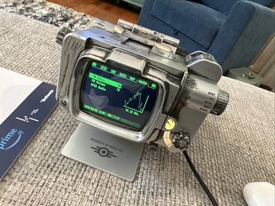 Fallout Pip Boy 3000 MK V Die-Cast Replica Vault 33 Figure
