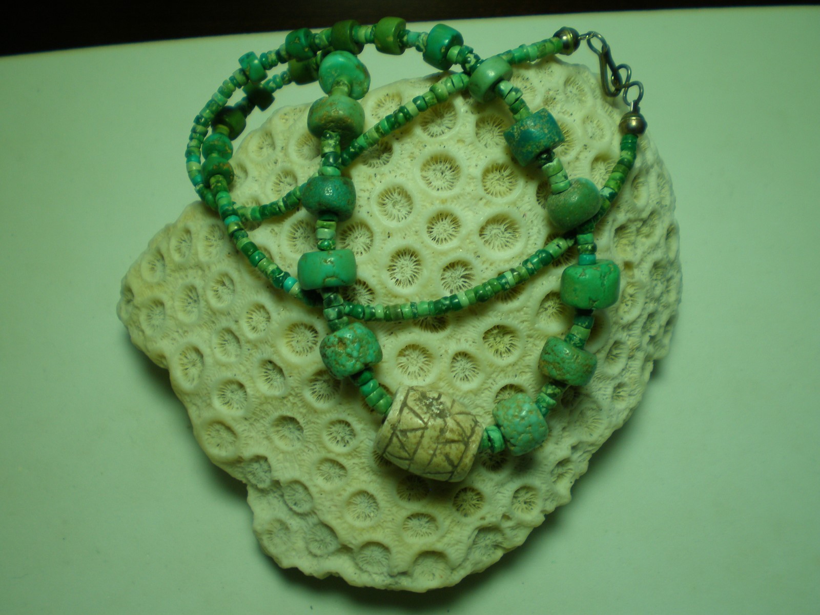 ANCIENT GEMZ HARD ORGANIC TURQUOISE BOW OR PUMP CONICALY DRILD BEST ON BAY1A1GEM