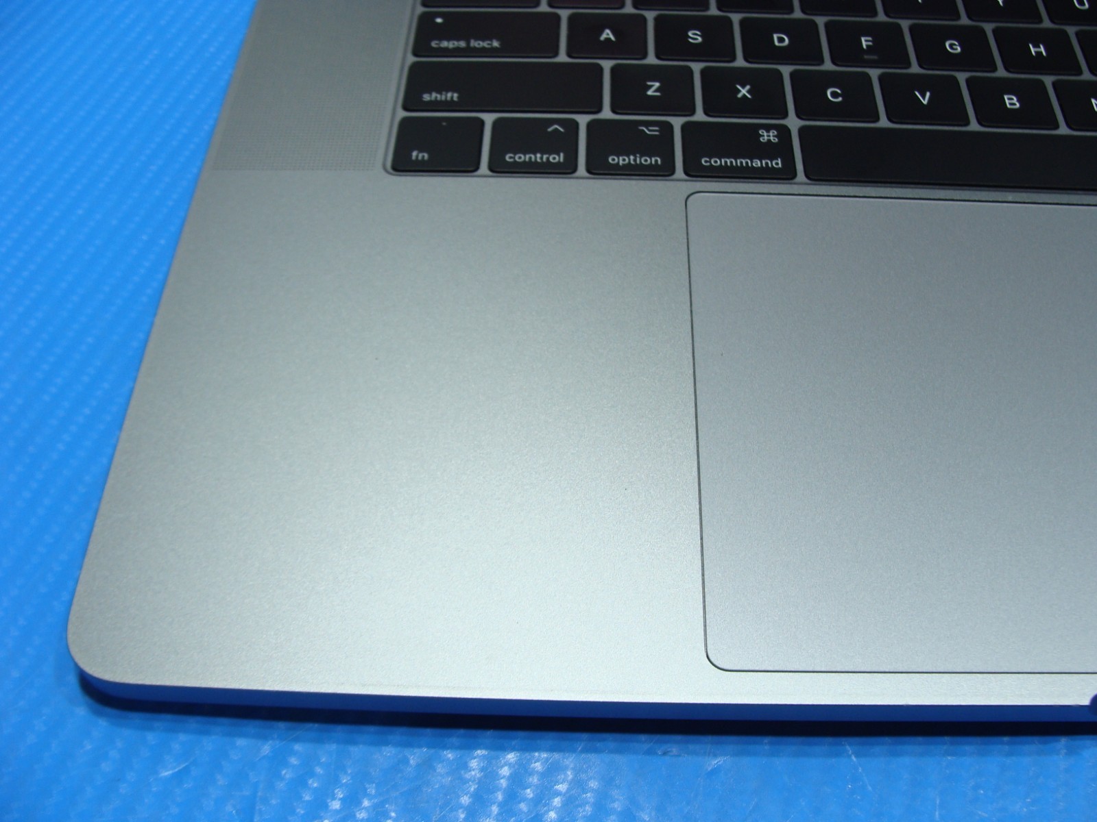 Apple MacBook Pro 15" Mid-2017 i7-7700HQ 16GB 256GB Radeon Pro 555 - Thumbnail 6