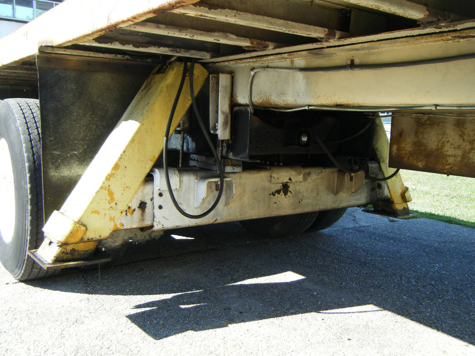 hydraulic front and rear out/downriggers for crane/boom truck