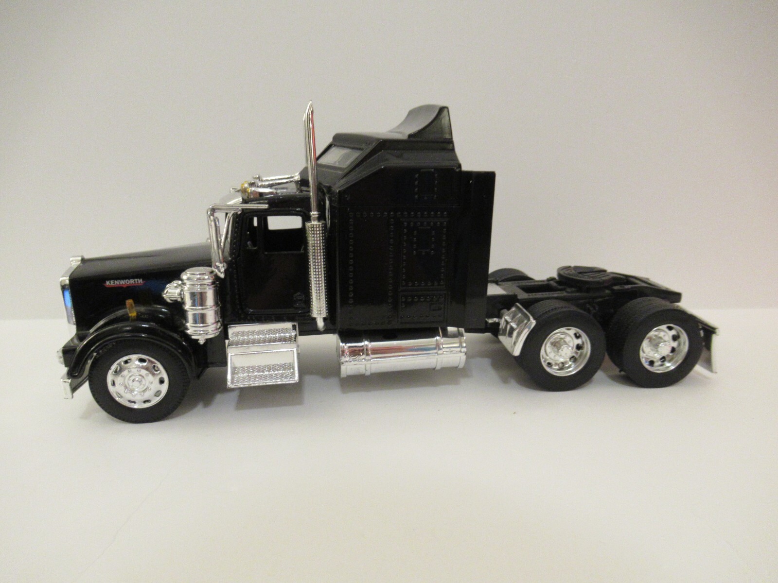 KENWORTH 1:32スケール トラック Kenworth Truck Semi Truck Black 1:32 Scale | eBay