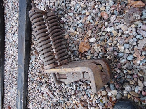 KEWANEE CHISEL PLOW SPRING TOOTH SHANK ASSEMBLY