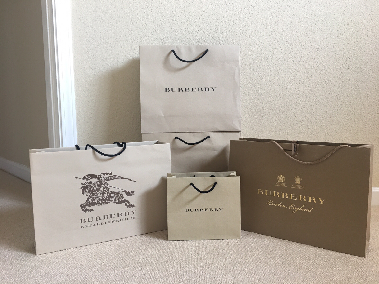 💕100% AUTHENTIC BURBERRY BEIGE/BROWN SHOPPING BAG WITH 💕100% AUTHENTIC BURBERRY BEIGE/BROWN SHOPPING BAG WITH