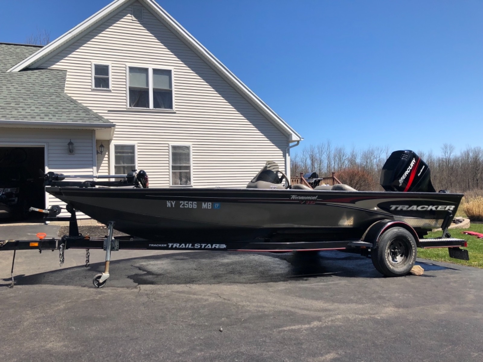 2003 Tracker tournament v18 bass boat fishing