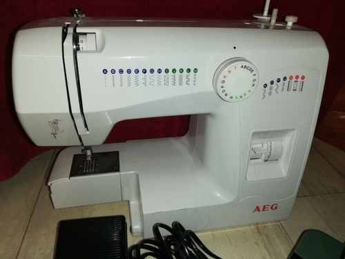 Neuwertige AEG 11220 Nähmaschine