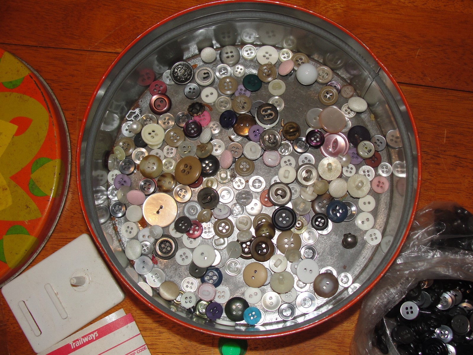 Huge Vintage Antique Buttons old Plastic Bakelite Metal Lot 300 +Mixed Buttons