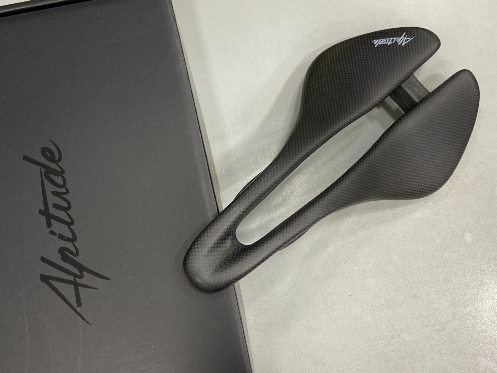 ALPITUDE カーボンサドル 新品未使用 Alpitude （アルピチュード） Gardena フルカーボン サドル