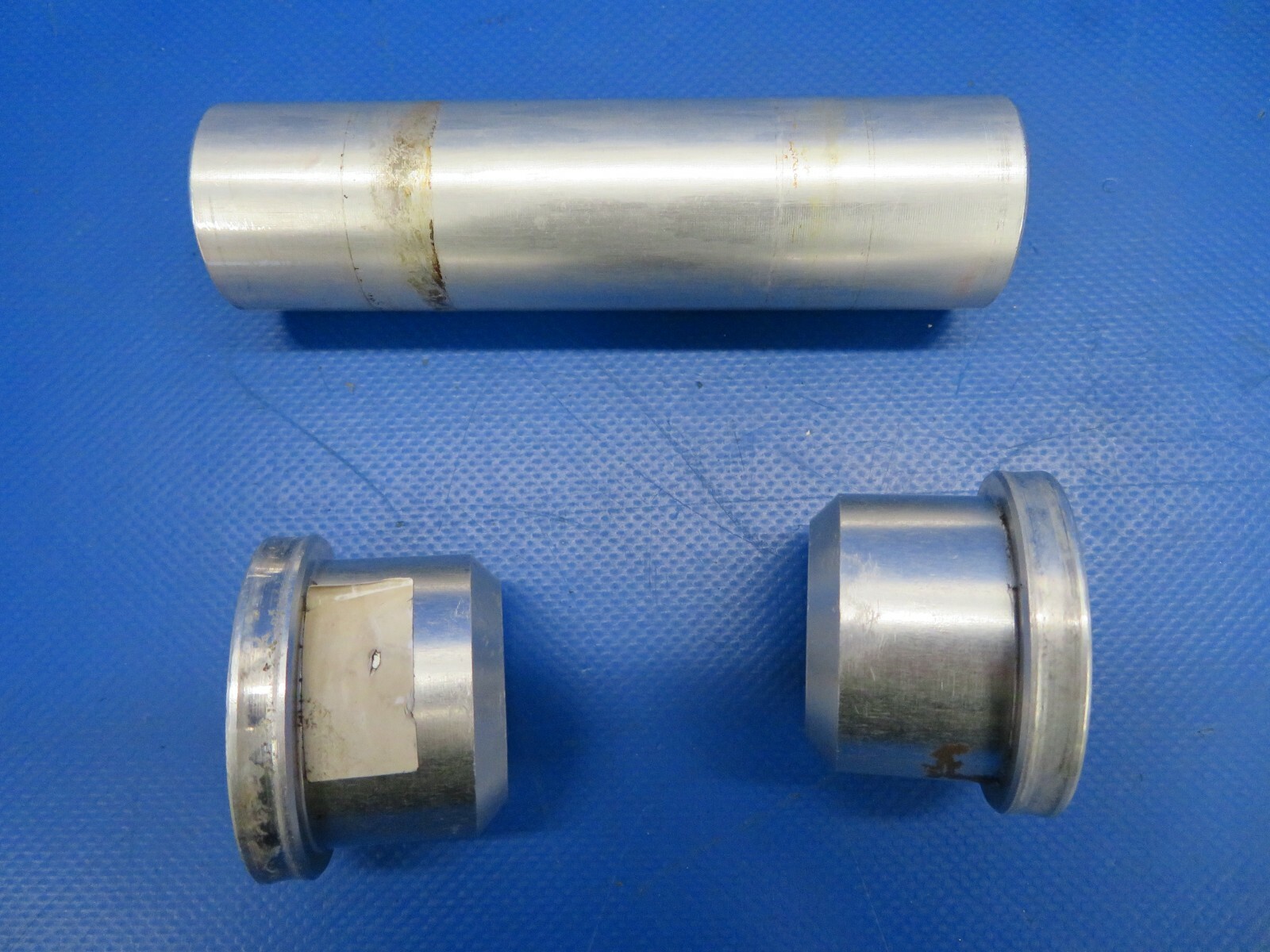 Diamond DA40-180 Axle and Insert Bushings Nose Wheel D41