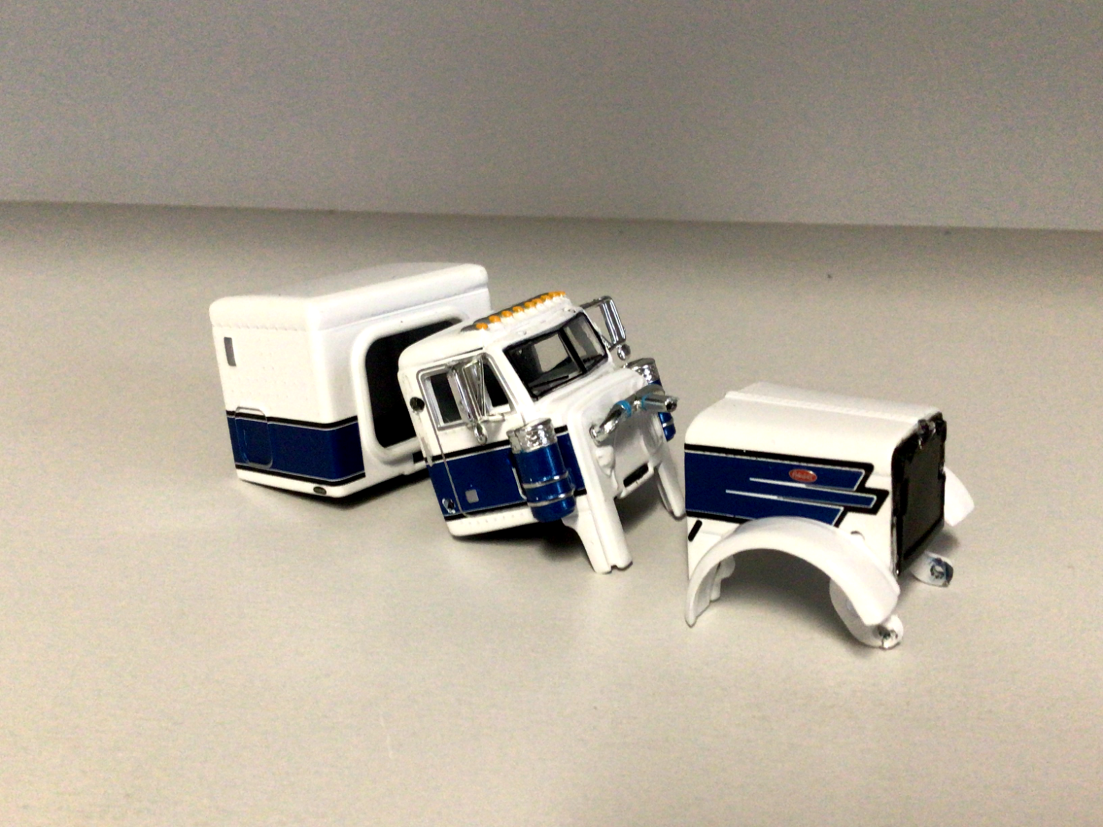 DCP 1/64 PETERBILT BLUE & WHITE 379 60" CAB SET DAY CAB OPTION