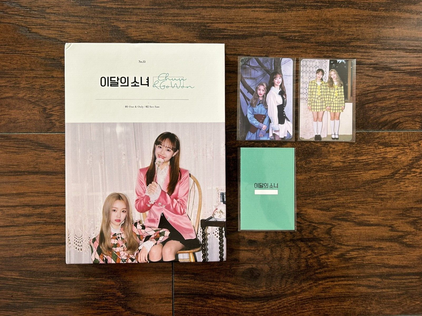 kpop album loona predebut first press chuu & gowon: photocards