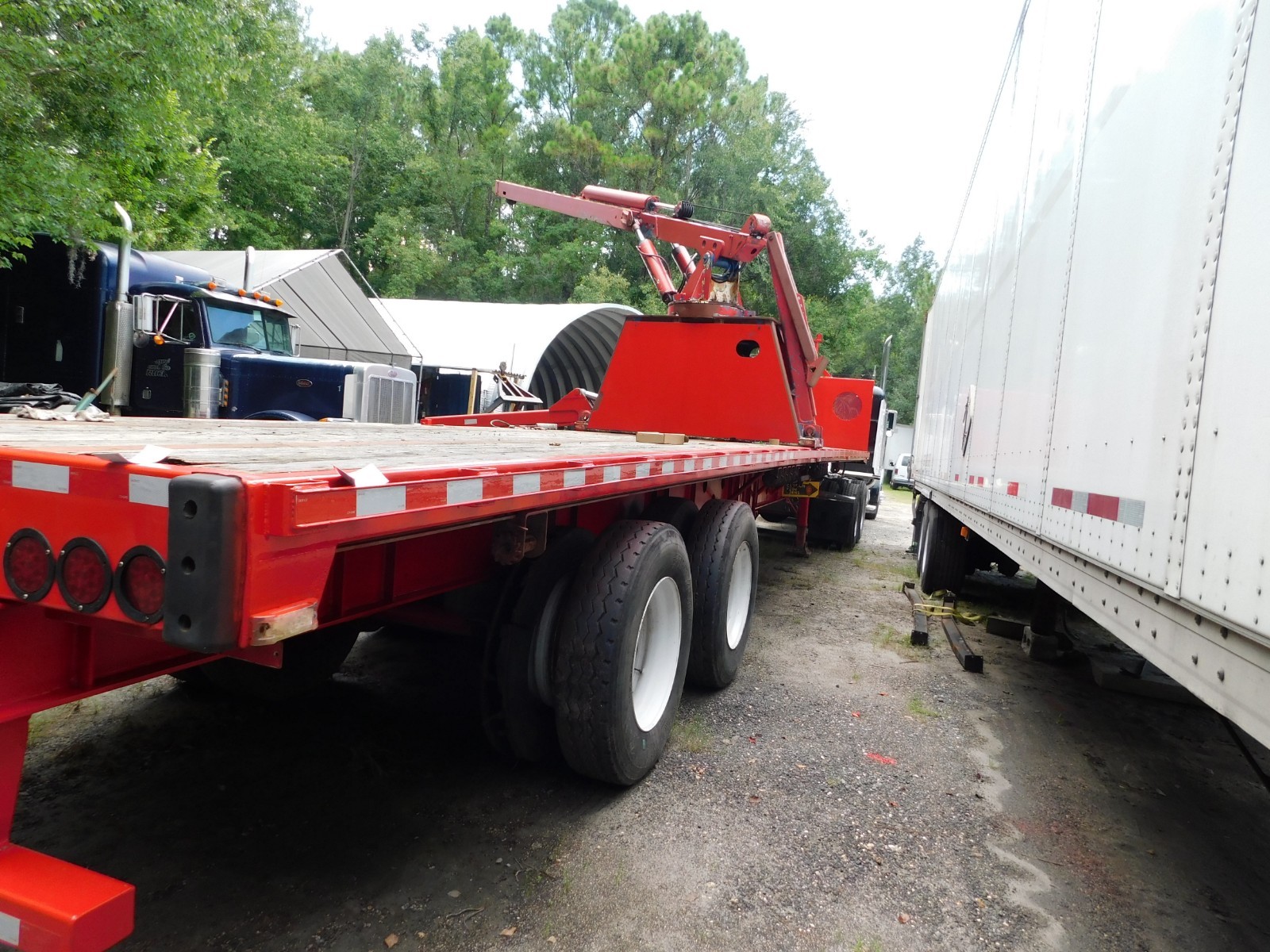 2003 Transcraft w/ Center Crane