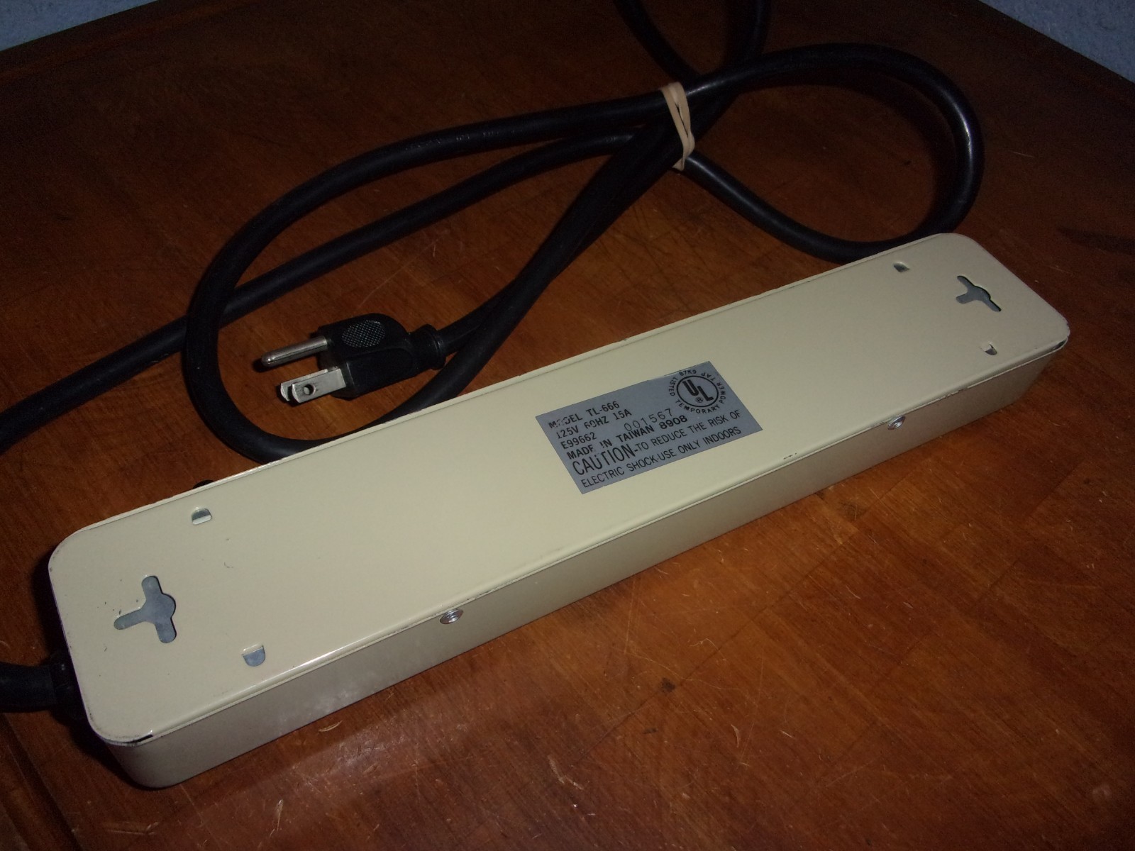 15 Amp 6 Outlet Power Strip with 5.5' 12 AWG cable Circuit Breaker Reset