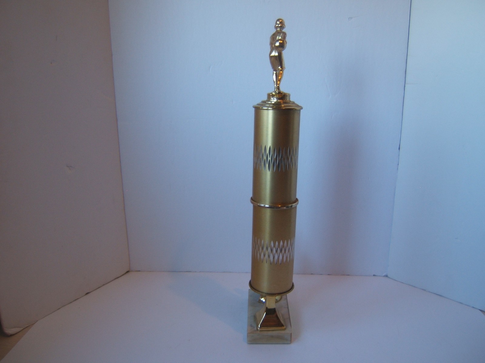 High Average 82-83 Gloria 96 Gold Female Bowler 17.5