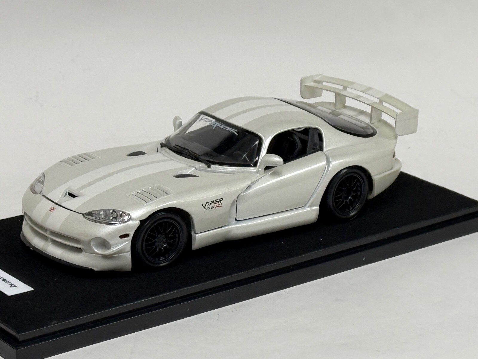 模型+プラモデル Dodge Viper GT2 White 1/18 MAISTO Dodge Viper GT2 Pearl White Maisto 1:18 Scale DieCast Model
