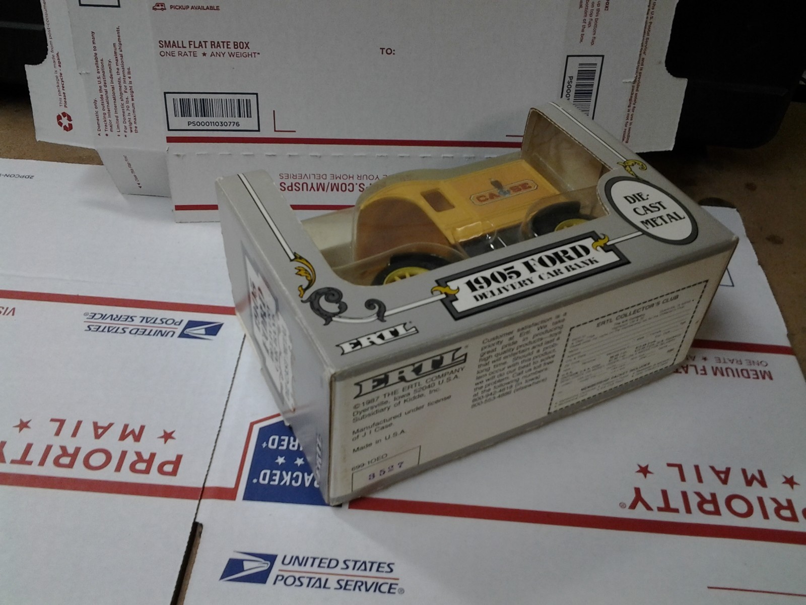 1905 Ford delivery car bank, 1/25 scale,  die cast metal, new in box, CASE