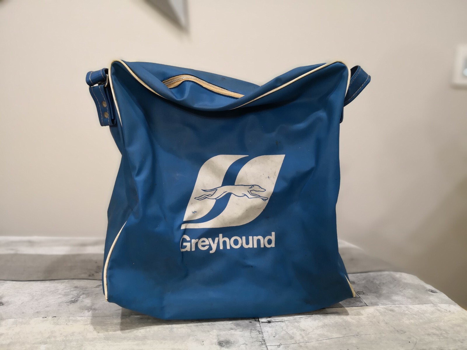 greyhound baggage size