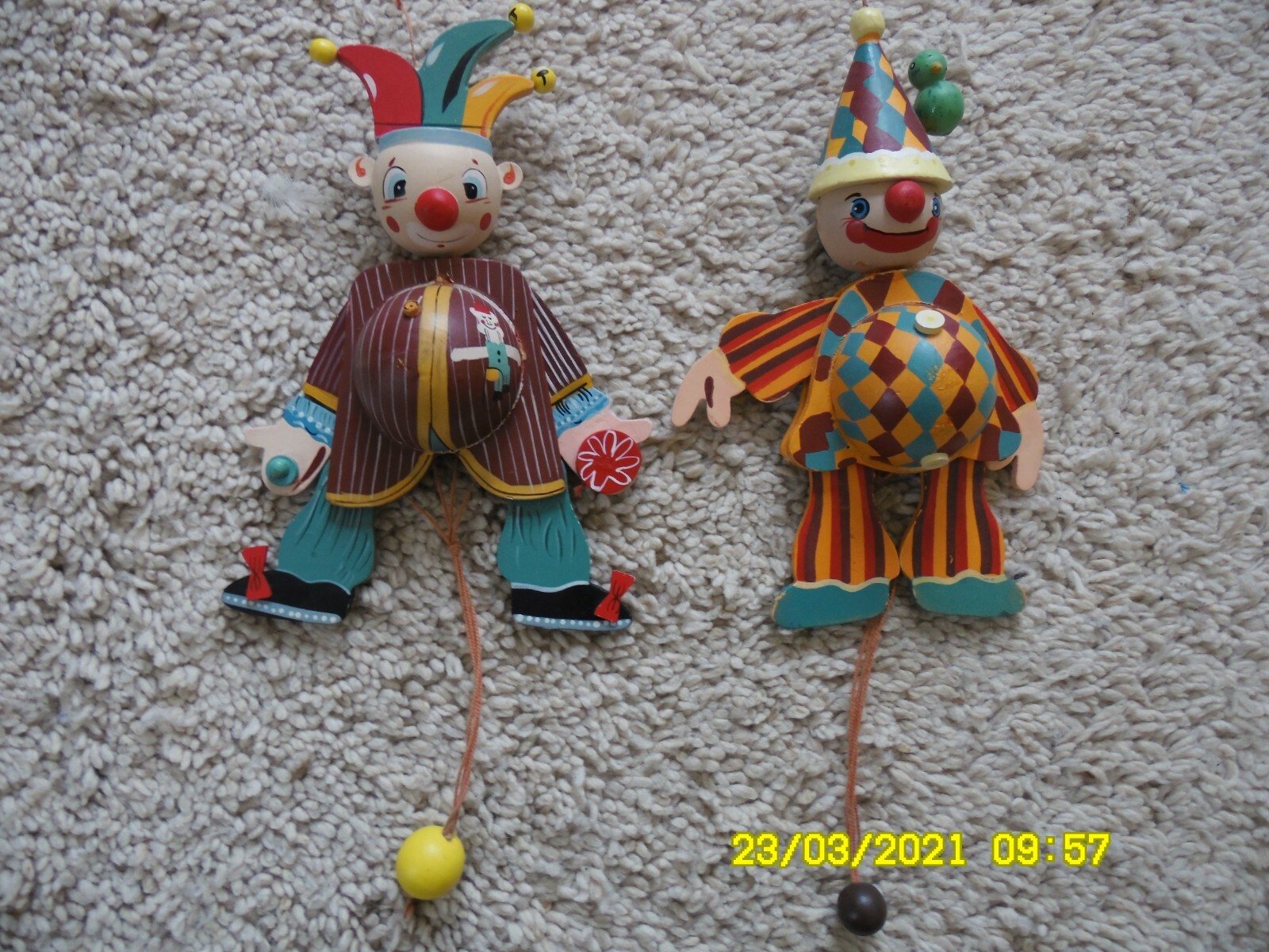 Konvolut Kleinkinderspielzeug (Puzzles, Klopfbank, Hampelmänner, Klangturm)