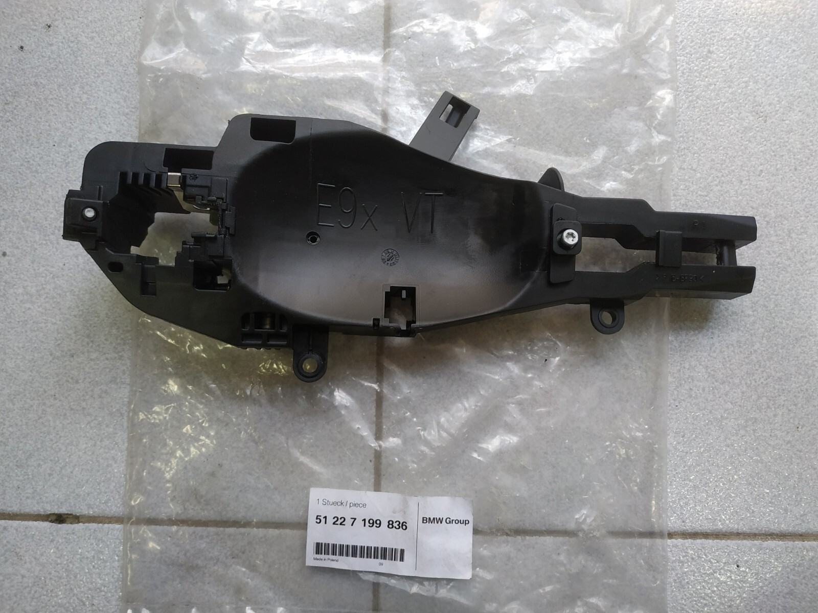 パーツ BMW E90 E91 BMW E90 E91 E92 E93 carrier, outside door handle, right NEW