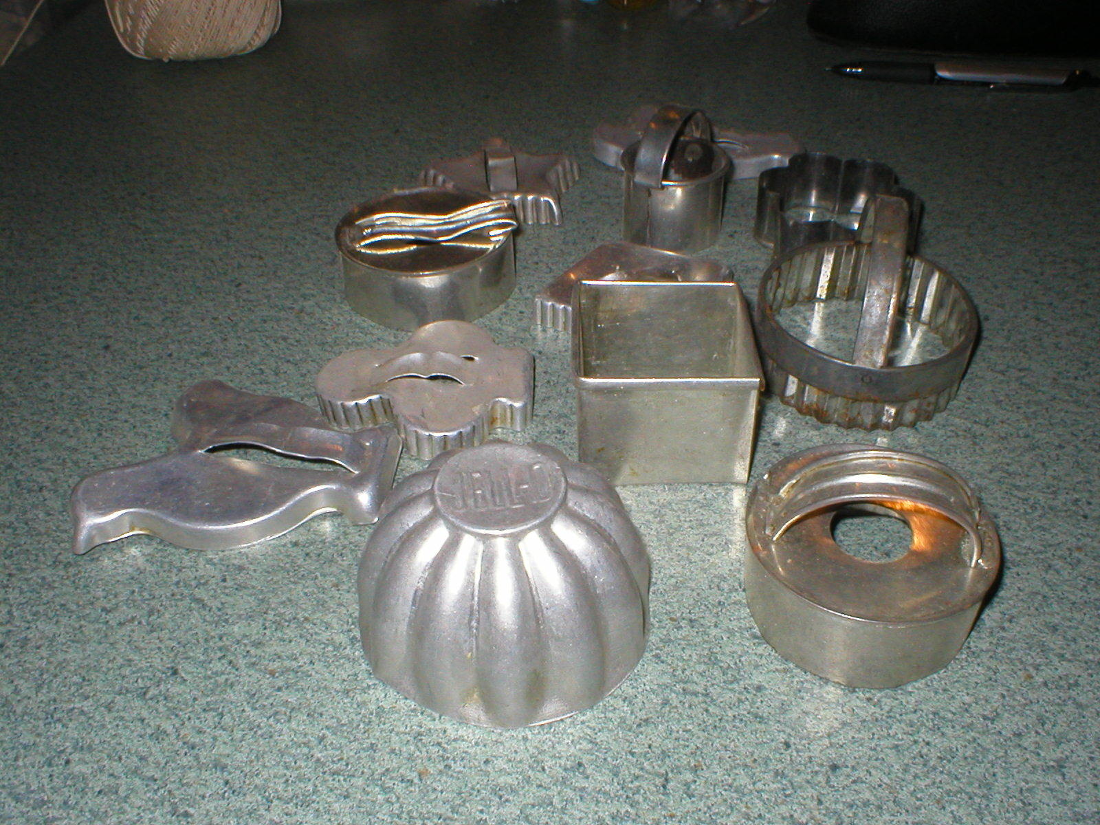 12 VTG Cookie Biscuit Donut Cutters Jello Mold Tins Handle Metal Aluminum Tin