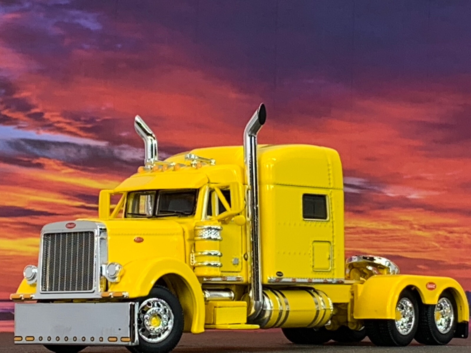 kmページ 1/64 DCP BLACK PETERBILT 379 TRI AXLE W/ 63