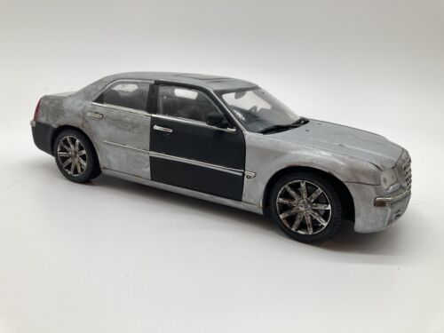 1/18 2005 Chrysler 300C Diecast Model Custom Weathered Rusty 1/18 2005 Chrysler 300C Diecast Model Custom Weathered Rusty
