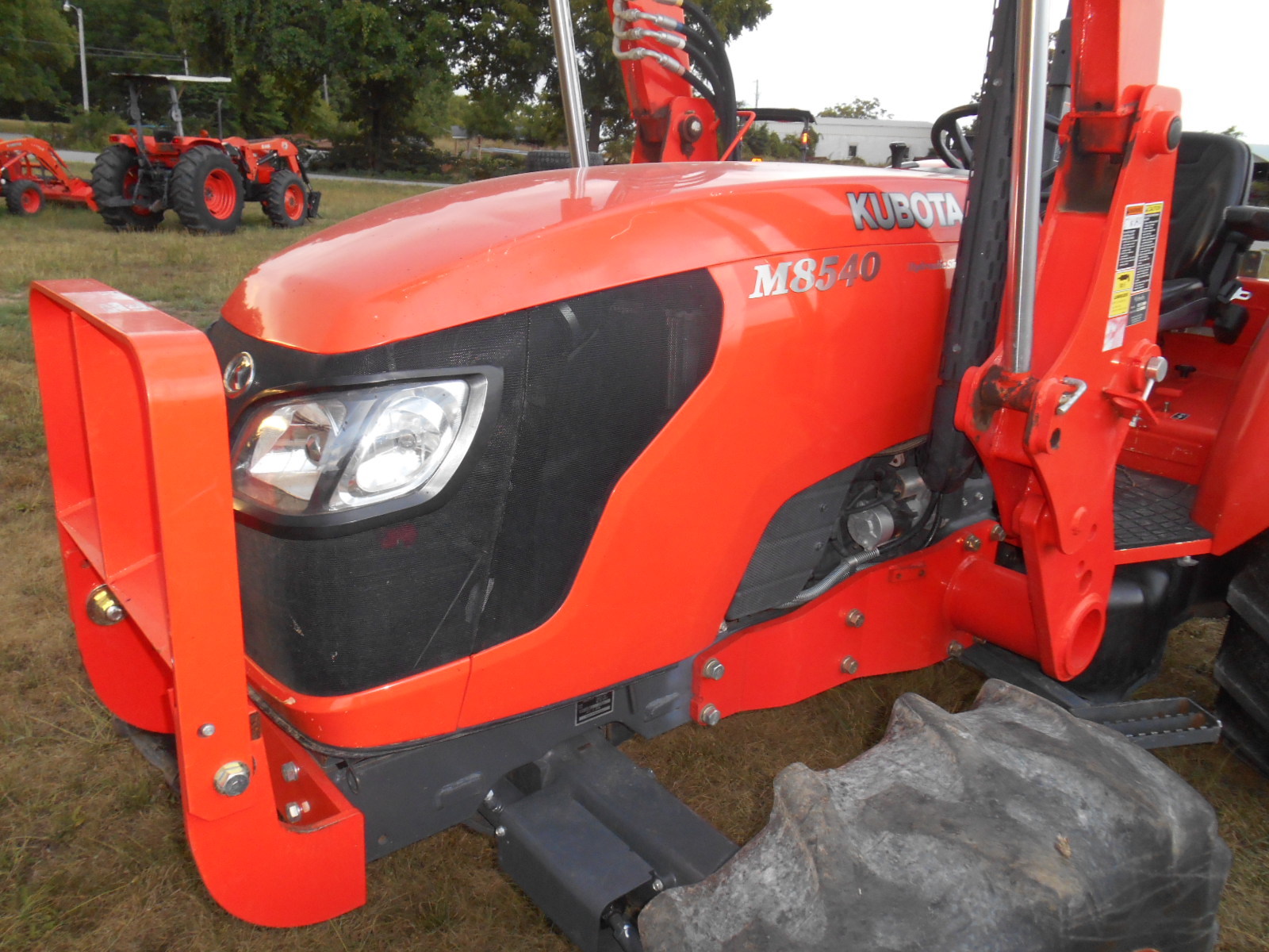 M8540 Kubota 4WD tractor with Loader/85 HP/Hydraulic shuttle/590 Hours