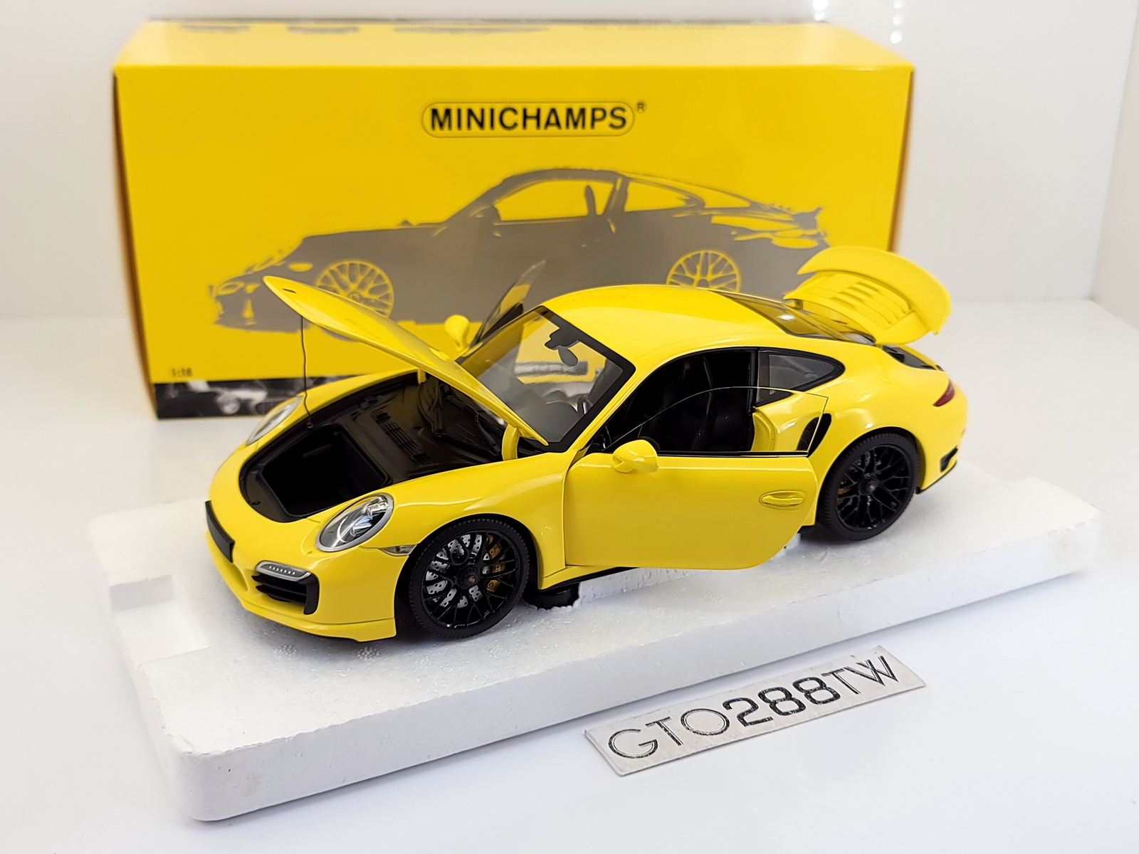 Minichamps 1:18 scale Porsche 911 Turbo S 2013(Type 991.1