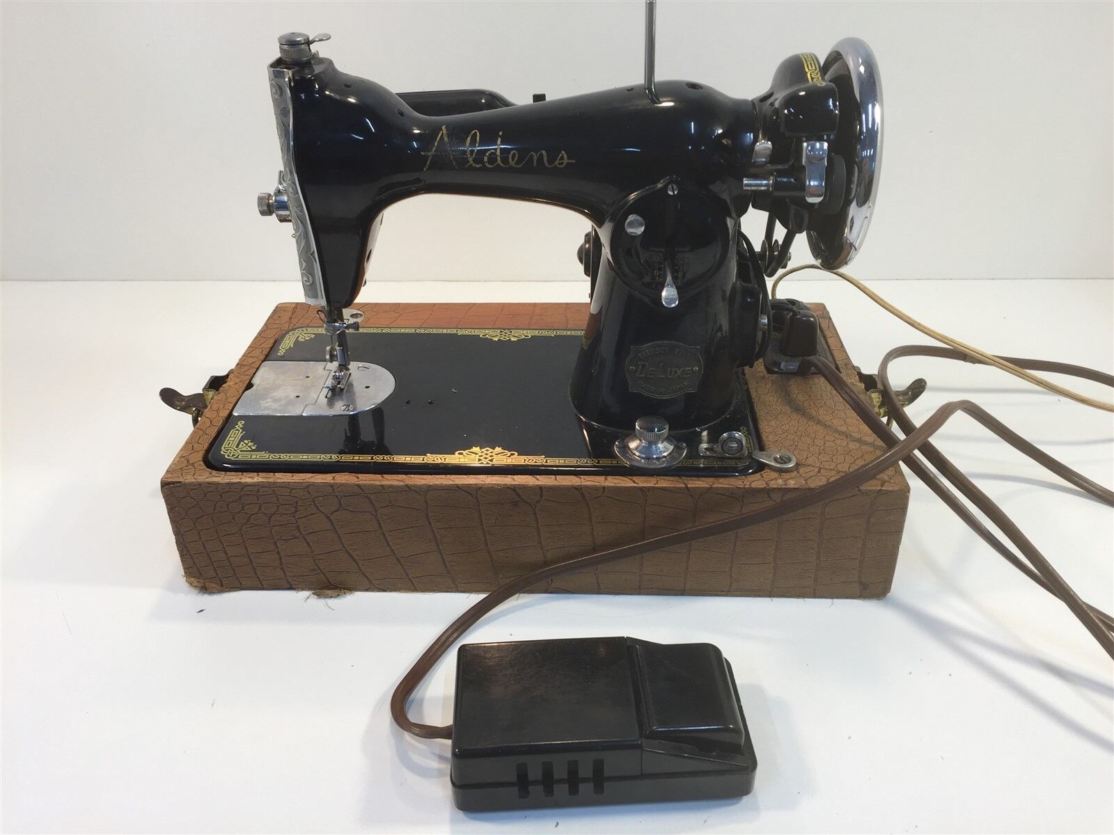 Vintage Aldens DeLuxe Sewing Machine W/ Pedal Made in Japan Vintage Aldens DeLuxe Sewing Machine W/ Pedal Made in Japan