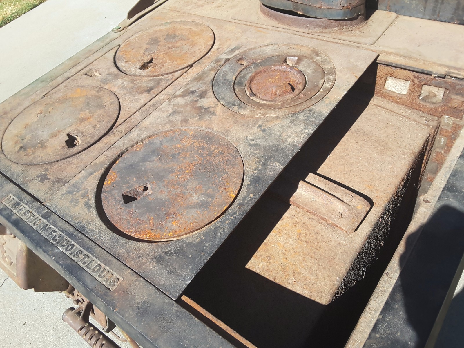 ANTIQUE 1900s MAJESTIC CAST IRON WOOD STOVE NO.638 