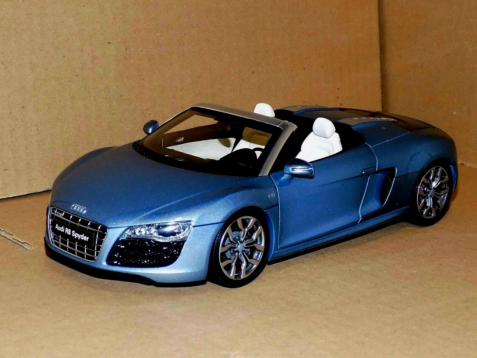 AUDI R8 V10 5.2FSi QUATTRO SPYDER BLUE 2010 KYOSHO 09217BL 1