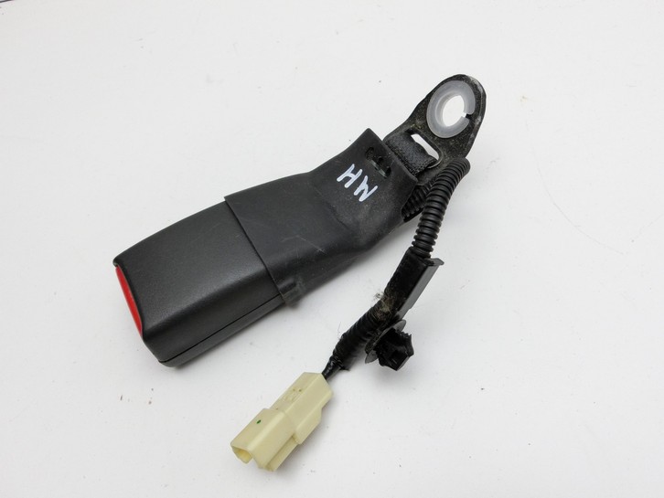 Toyota Urban Cruiser P1 09-14 Gurtschloss Mitte Hinten Toyota Urban Cruiser P1 09-14 21.07.2009 1065470 gebraucht Vorschau 3