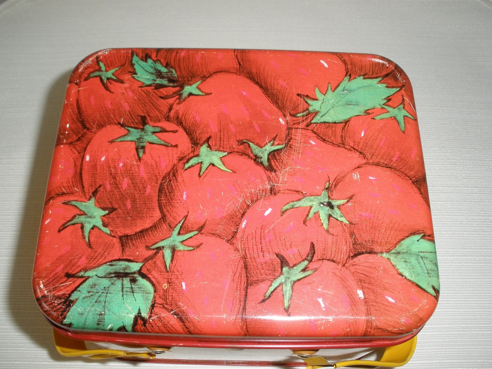Vintage 1980's STRAWBERRY SHORTCAKE Tin Picnic Basket Lunch Pail Box CHEINCO USA