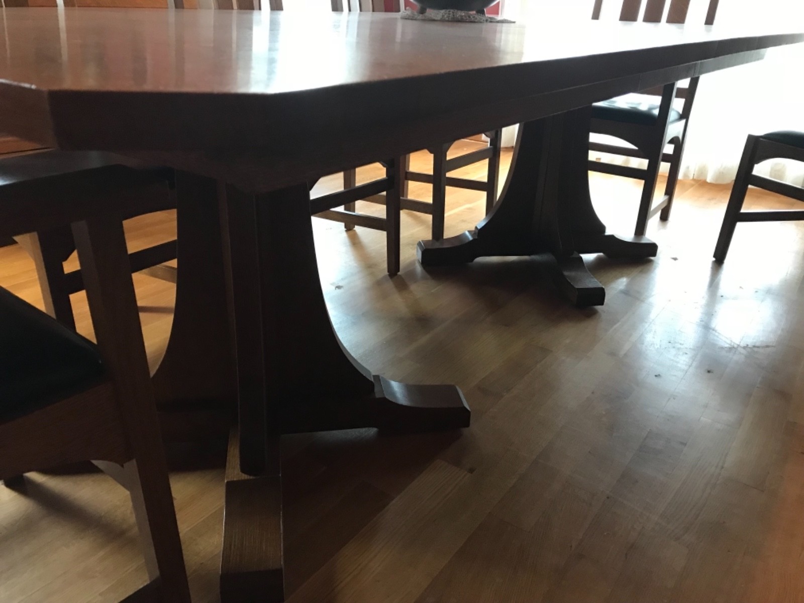 Stickley Dining Set.  Beautiful Oak 2 pedestal and leather chairs