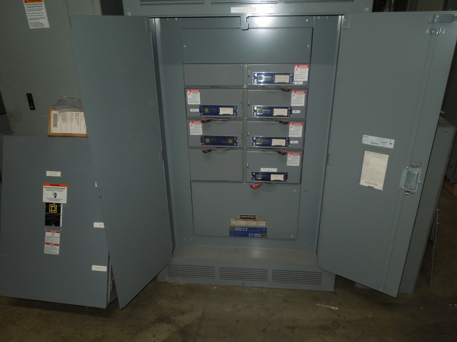 Square D QMB 400A 3ph 4w 208Y/120V MLO w/ fused Panelboard