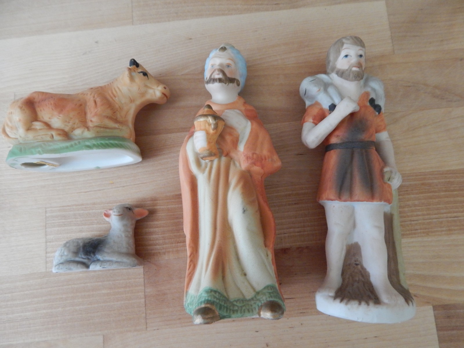 PORCELAIN 11 PIECE NATIVITY SET WITH CRECHE