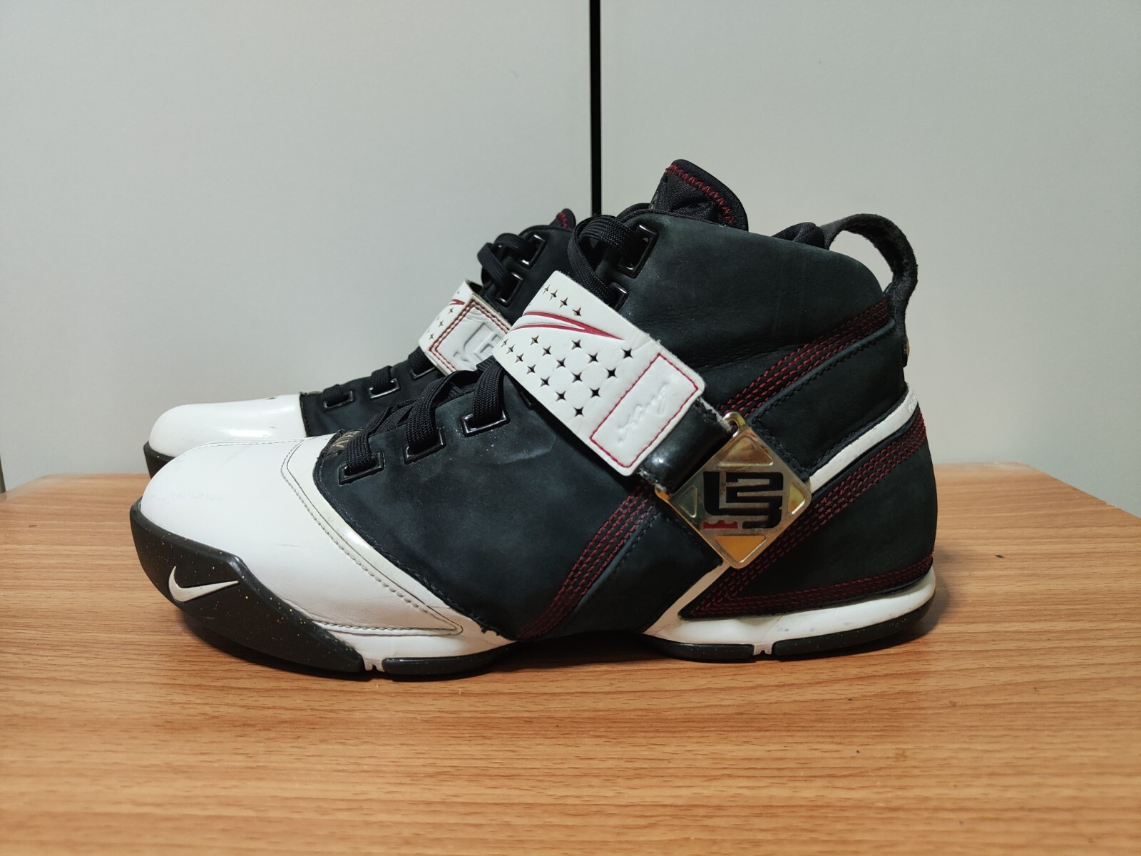 nike zoom lebron 5 Fearless 2007 317253-011 size 9.5 nike zoom lebron 5 Fearless 2007 317253-011 size 9.5