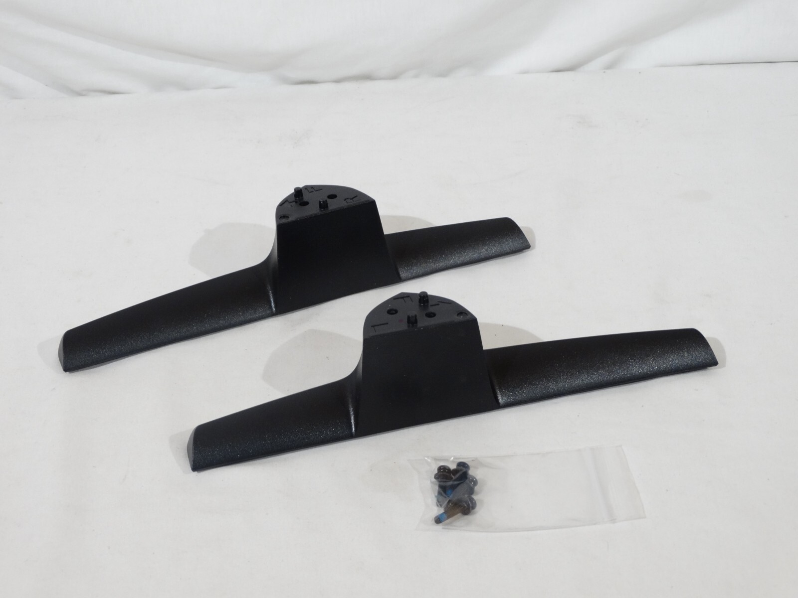 Legs W/ Mounting Screws For Ns-55df710na19 Tv