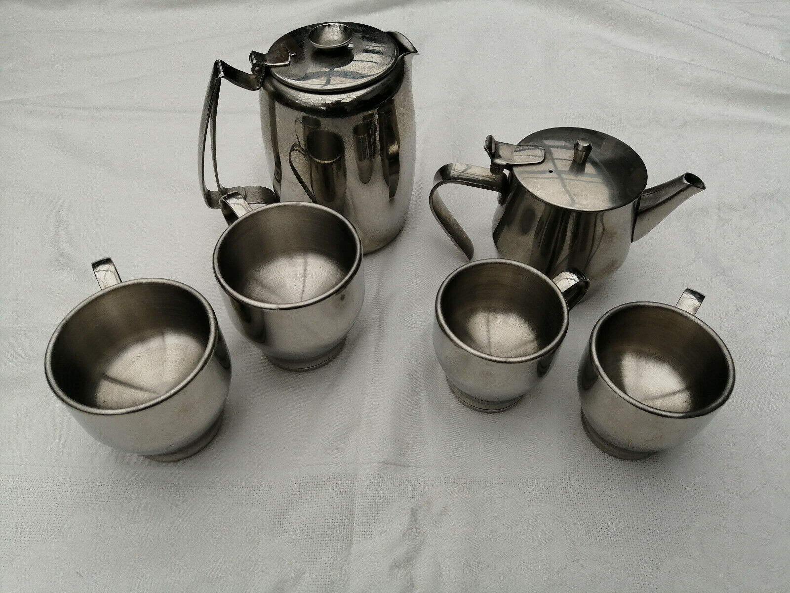 2 KLEINE TEEKANNEN MIT 4 BECHER aus EDELSTAHL/CROMAGAN